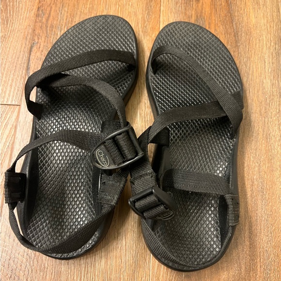 womens black and white chacos